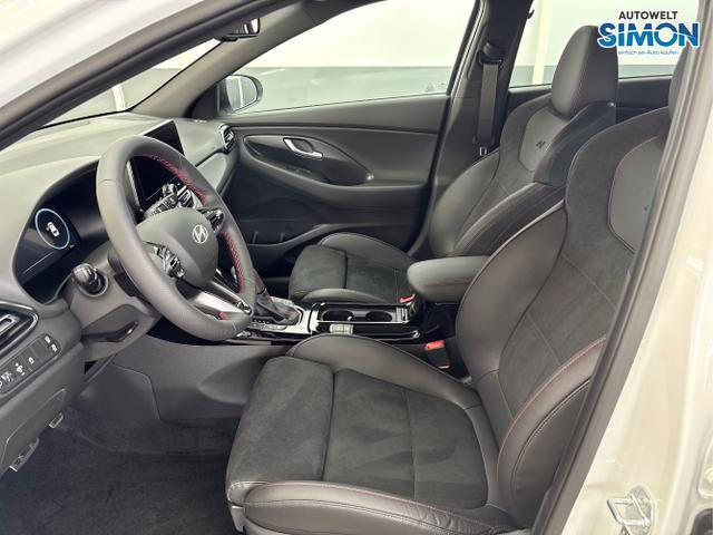 Hyundai / i30 / Weiß /  /  / DCT ACC NAVI RFK WP 