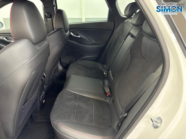 Hyundai / i30 / Weiß /  /  / DCT ACC NAVI RFK WP 