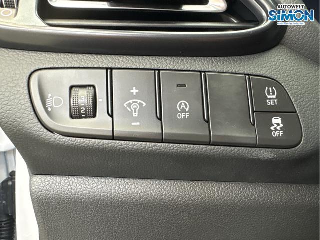 Hyundai / i30 / Weiß /  /  / DCT ACC NAVI RFK WP 