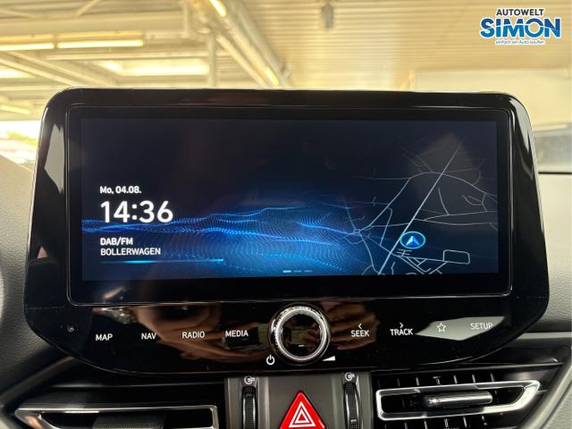 Hyundai / i30 / Weiß /  /  / DCT ACC NAVI RFK WP 