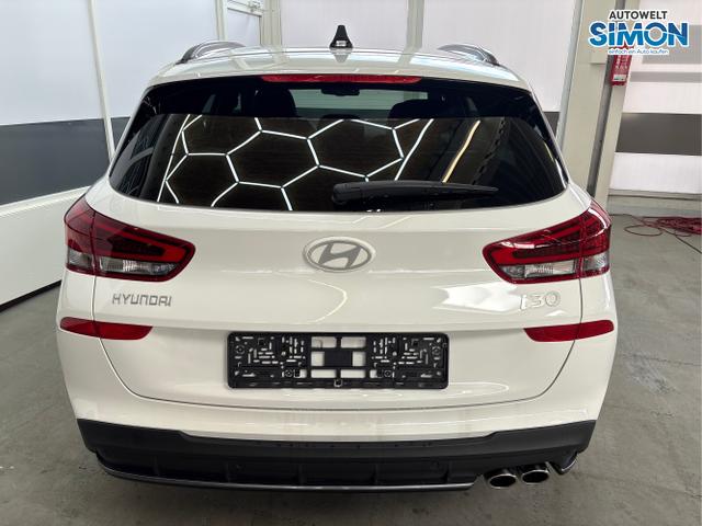 Hyundai / i30 / Weiß /  /  / DCT ACC NAVI RFK WP 