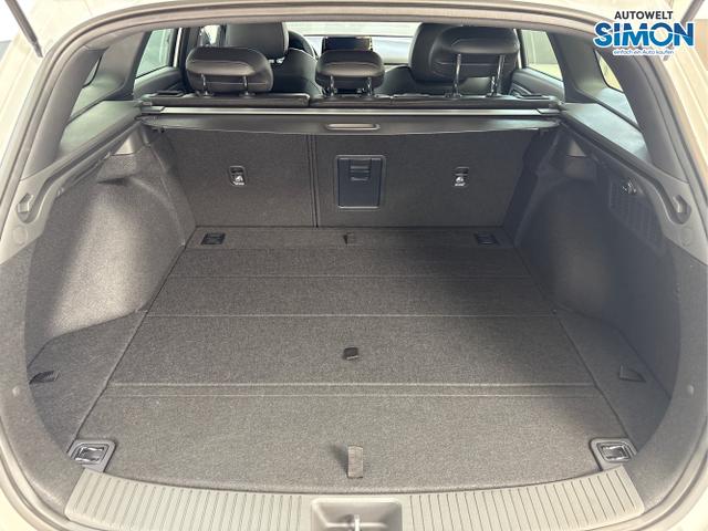Hyundai / i30 / Weiß /  /  / DCT ACC NAVI RFK WP 