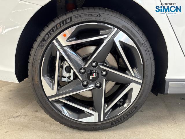 Hyundai / i30 / Weiß /  /  / DCT ACC NAVI RFK WP 