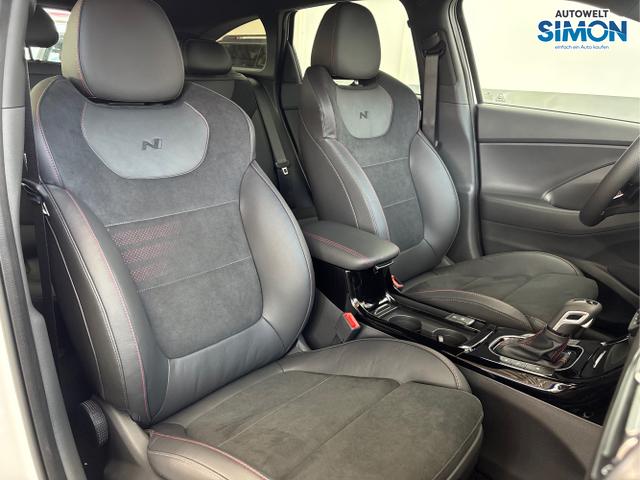 Hyundai / i30 / Weiß /  /  / DCT ACC NAVI RFK WP 