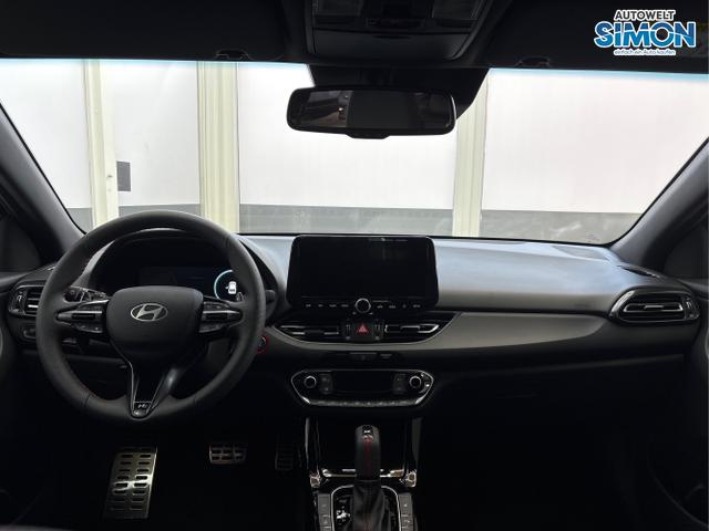 Hyundai / i30 / Weiß /  /  / DCT ACC NAVI RFK WP 