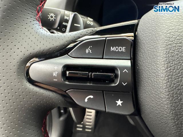 Hyundai / i30 / Weiß /  /  / DCT ACC NAVI RFK WP 