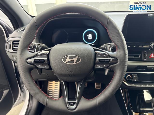 Hyundai / i30 / Weiß /  /  / DCT ACC NAVI RFK WP 