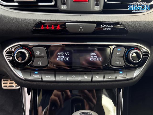 Hyundai / i30 / Weiß /  /  / DCT ACC NAVI RFK WP 