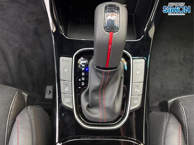 Hyundai / i30 / Weiß /  /  / DCT ACC NAVI RFK WP 