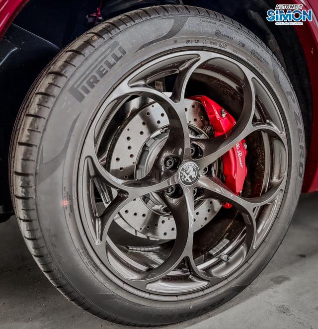 Alfa Romeo Stelvio QUADRIFOGLIO VERDE AKRAPOVIC Technologie-Paket 