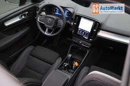 Volvo XC40 2.0 Black Edition Plus B4 Mild-Hybrid 197PS Automatik elektr. PanoDach R&uuml;ckf.Kamera PDC v+h ACC el.Heckklappe Harma/Kadon-Sound Klimaautomatik Sitzheizung Lenkradheizung Apple CarPlay Android Auto 20-LM 