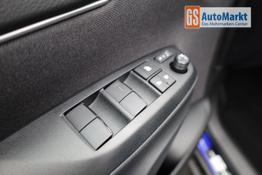 Toyota Yaris Cross 1.5-l 130PS HEV Automatik Style Matrix-LED 4xKamera elektr. Heckklappe Sitzheizung Lenkradheizung Klimaautomatik Navi Bluetooth wireless Apple CarPlay + Android Auto ACC PDC v+h 18"LM 