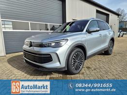 Volkswagen Tiguan Life 1,5 l eHybrid OPF 204PS DSG Design Paket "Dark" LED-Plus-Scheinw. elektr. Heckklappe Sitzheizung v+h Lenkradheizung Frontscheibe beheizb. R&uuml;ckf.Kamera Klimaautomatik VW-Radio Bluetooth wireless Apple CarPlay + Android Auto PDC ACC 2xKeyl 