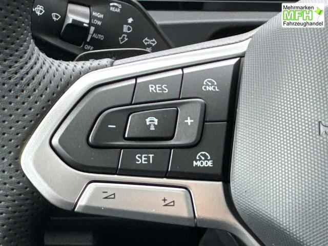 Volkswagen / Tiguan / Gr&uuml;n / / / DSG+AHK+HUD+NAVI+MATRIX+EL. HECK.+20 ALU