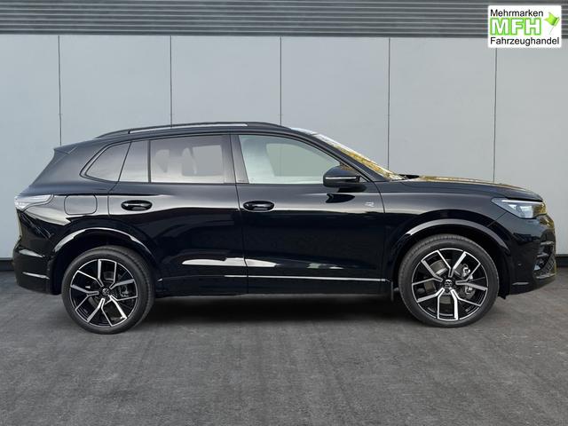 Volkswagen / Tiguan / Schwarz / / / 4x4 AHK+PANO+STANDHZG+20 ALU+eHK