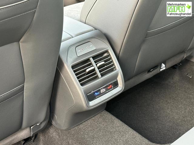 Volkswagen / Passat Variant / Silber / / / DSG+AHK+PANO+NAVI+ACC+KAMERA+LED+MASSAGE