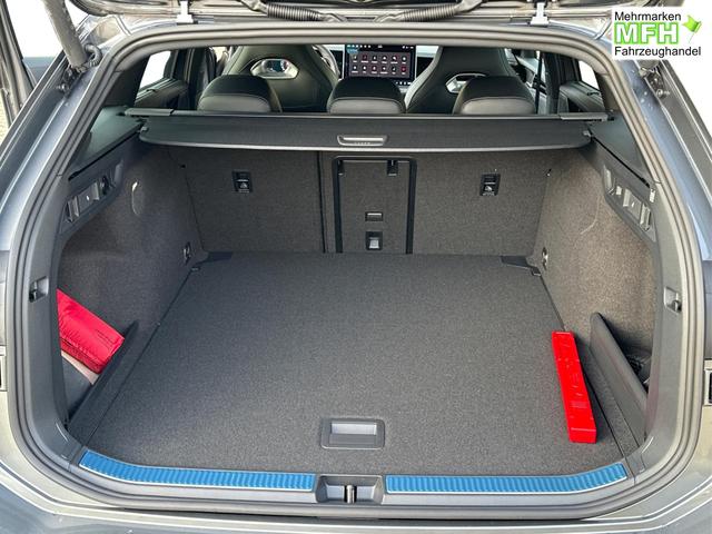 Volkswagen / Passat Variant / Grau / / / AHK+PANO+NAVI+Head-UP+Matrix-LED+ACC