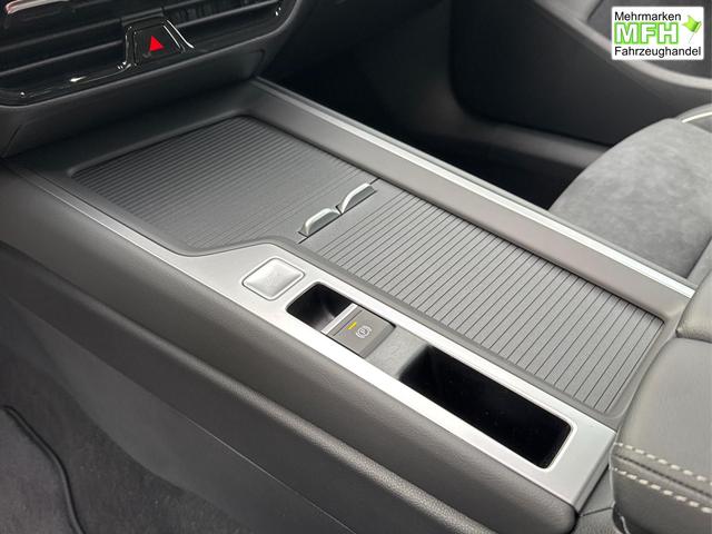 Volkswagen / Passat Variant / Schwarz / / / DSG+AHK+MASSAGE+NAVI+ACC+KAMERA+LED+17 ALU