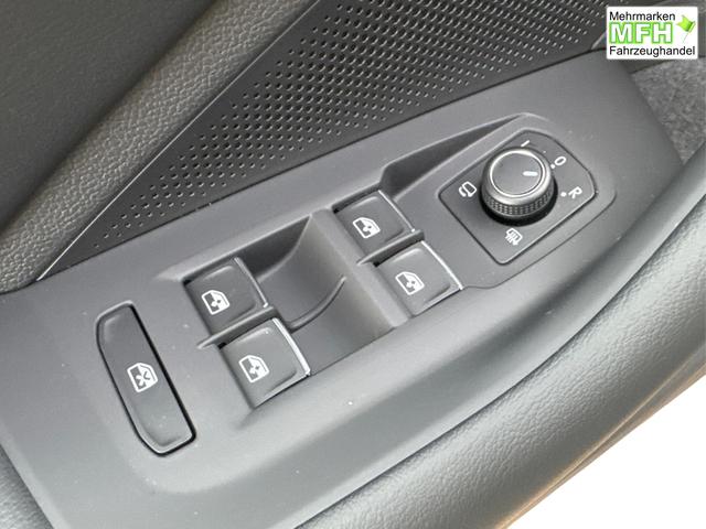 Volkswagen / Passat Variant / Schwarz / / / DSG+AHK+MASSAGE+NAVI+ACC+KAMERA+LED+17 ALU