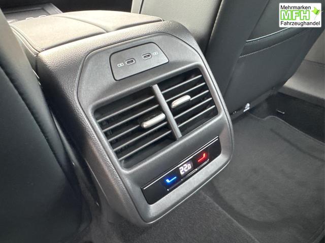 Volkswagen / Passat Variant / Schwarz / / / DSG+AHK+MASSAGE+NAVI+ACC+KAMERA+LED+17 ALU