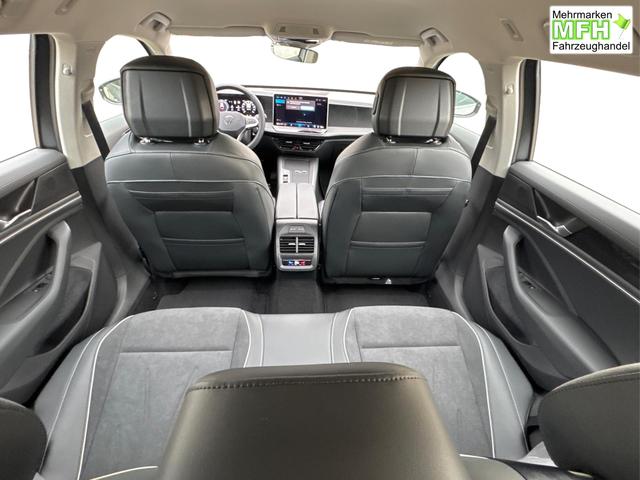 Volkswagen / Passat Variant / Grau / / / DSG+AHK+MASSAGE+NAVI+ACC+KAMERA+LED+17 ALU