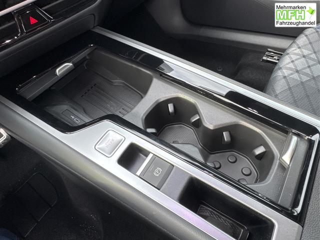 Volkswagen / Passat Variant / Blau / / / 4WD+BLACK+PANO+AHK+DCC+MATRIX+HARMAN