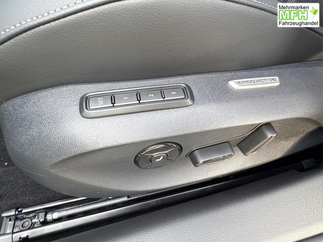 Volkswagen / Passat Variant / Blau / / / 4WD+BLACK+PANO+AHK+DCC+MATRIX+HARMAN