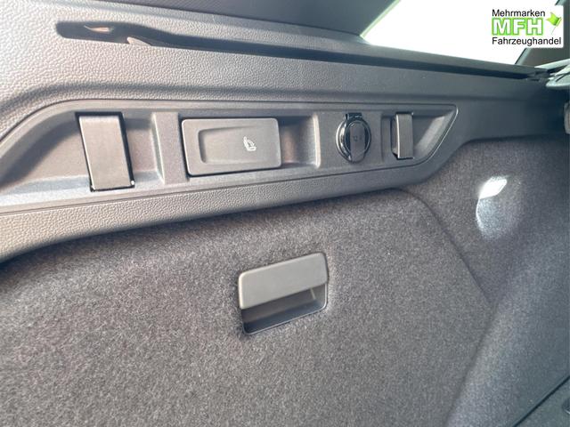 Volkswagen / Passat Variant / Blau / / / 4WD+BLACK+PANO+AHK+DCC+MATRIX+HARMAN