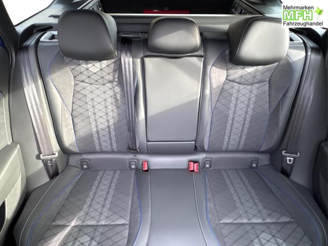 Volkswagen / Passat Variant / Blau / / / 4WD+BLACK+PANO+AHK+DCC+MATRIX+HARMAN