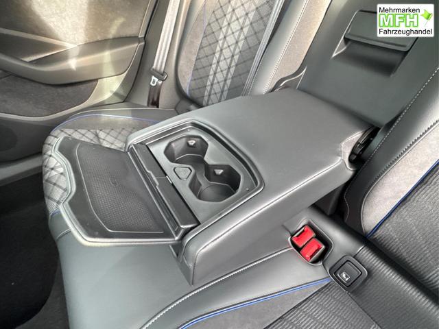 Volkswagen / Passat Variant / Blau / / / 4WD+BLACK+PANO+AHK+DCC+MATRIX+HARMAN