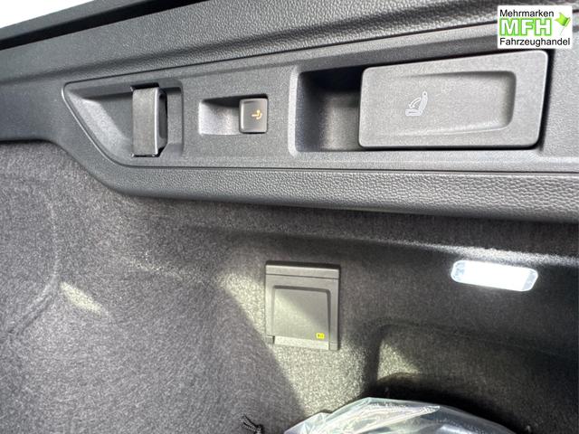 Volkswagen / Passat Variant / Blau / / / 4WD+BLACK+PANO+AHK+DCC+MATRIX+HARMAN