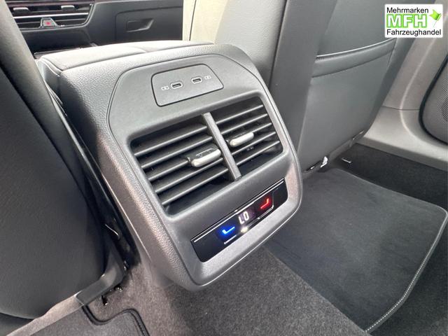 Volkswagen / Passat Variant / Gr&uuml;n / / / 4WD+BLACK+PANO+AHK+DCC+MATRIX+HARMAN