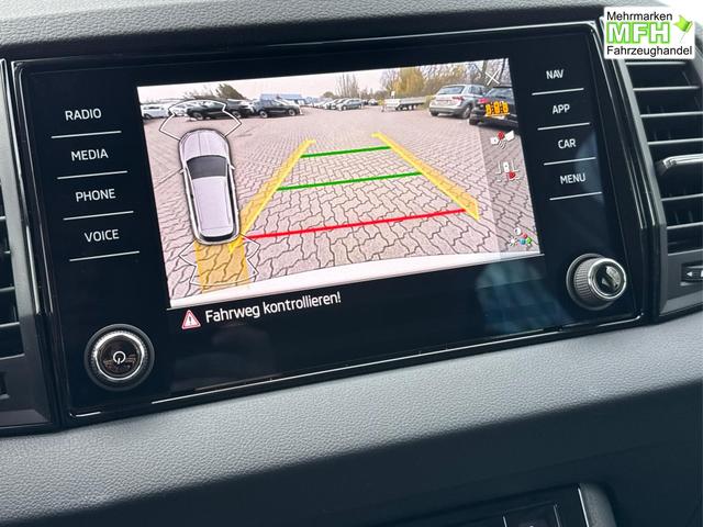 Skoda / Karoq / Silber / / / AHK+KAMERA+EL. HECKKL.+SHZ+ACC+KESSY+18''ALU