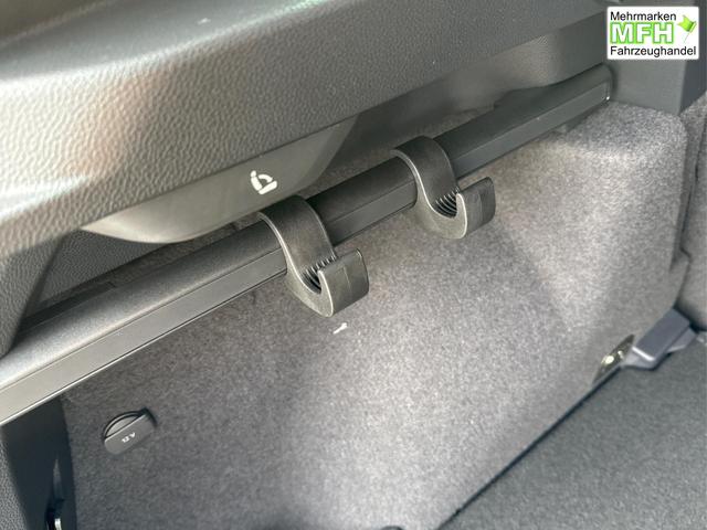 Skoda / Karoq / Silber / / / AHK+KAMERA+EL. HECKKL.+SHZ+ACC+KESSY+18''ALU