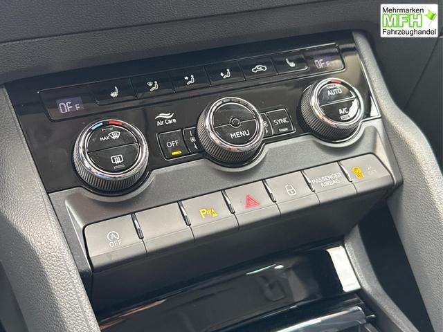 Skoda / Karoq / Silber / / / AHK+KAMERA+EL. HECKKL.+SHZ+ACC+KESSY+18''ALU