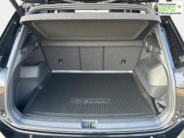 Volkswagen / Tiguan / Schwarz / / / 4 MOT+AHK+NAVI+PANORAMA+EL. HECK.+20 ALU
