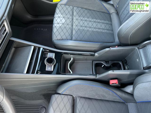 Volkswagen / Tiguan / Schwarz / / / 4 MOT+AHK+NAVI+PANORAMA+EL. HECK.+20 ALU