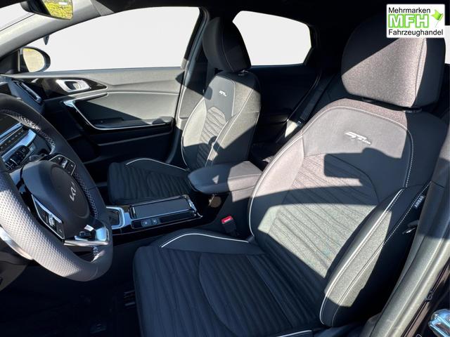 Kia / XCeed / Schwarz / / / ACC+SHZ+eHK+KAMERA+NAVI+LED+18 ALU