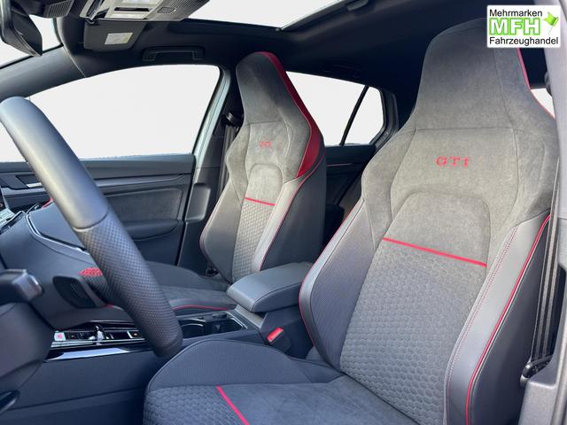 Volkswagen / Golf / Grau / / / PANO+MATRIX+HUD+HARMAN+NAVI+360 KAMERA+19 LM