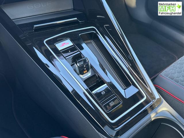 Volkswagen / Golf / Grau / / / PANO+MATRIX+HUD+HARMAN+NAVI+360 KAMERA+19 LM