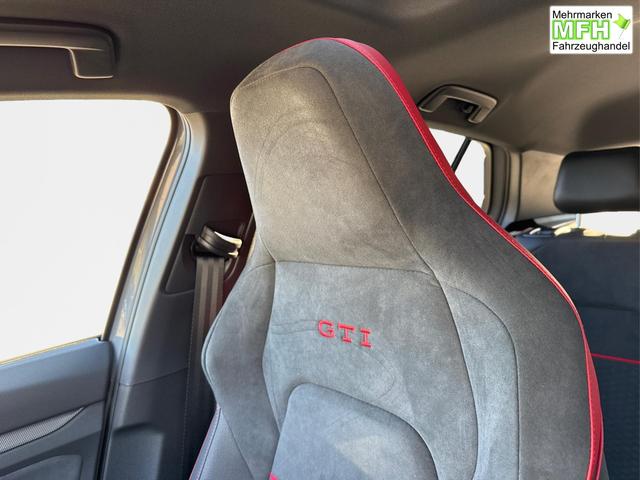 Volkswagen / Golf / Grau / / / PANO+MATRIX+HUD+HARMAN+NAVI+360 KAMERA+19 LM