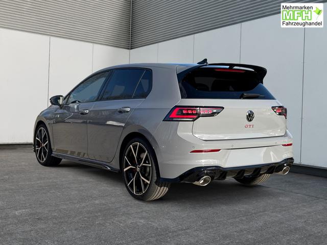 Volkswagen / Golf / Grau / / / PANO+MATRIX+HUD+HARMAN+NAVI+360 KAMERA+19 LM