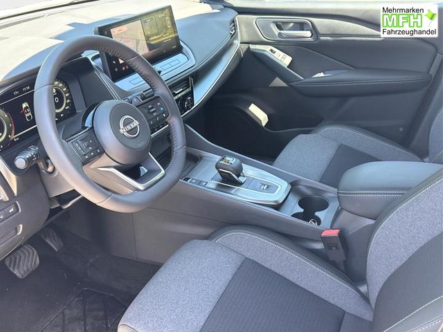 Nissan / Qashqai / Wei&szlig; / / / EL. HECKKL+HEAD-UP+KAMERA+ACC+PDC+SHZ+LED , Bei den verwendeten Bildern kann es sich um Beispielbilder handeln, ggf. teilweise mit Sonderausstattung.