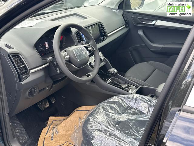Skoda / Karoq / Schwarz / / / AHK+el.HECKKLAPPE+KAMERA+PDC+ACC, Bei den verwendeten Bildern kann es sich um Beispielbilder handeln, ggf. teilweise mit Sonderausstattung.
