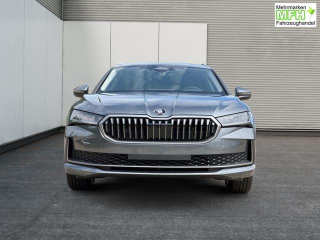 Skoda / Superb Combi / / / / DSG+ NAVI+AHK+EL. HECKKL.+KESSY+SHZ V+H, Bei den verwendeten Bildern kann es sich um Beispielbilder handeln, ggf. teilweise mit Sonderausstattung.