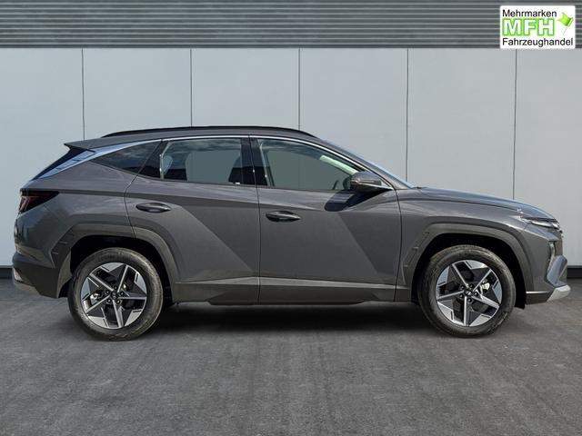 Hyundai / TUCSON / Grau / / / Hybrid NAVI+KAMERA+SHZ+LED+TEMPOMAT+17 ALU+PDC, Bei den verwendeten Bildern kann es sich um Beispielbilder handeln, ggf. teilweise mit Sonderausstattung.