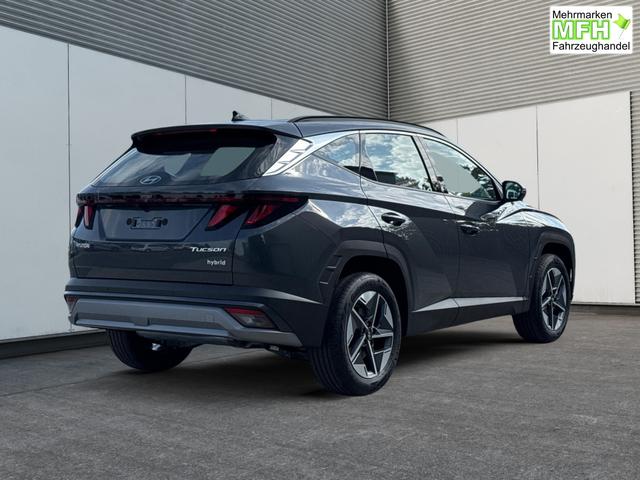 Hyundai / TUCSON / Grau / / / Hybrid NAVI+KAMERA+SHZ+LED+TEMPOMAT+17 ALU+PDC, Bei den verwendeten Bildern kann es sich um Beispielbilder handeln, ggf. teilweise mit Sonderausstattung.