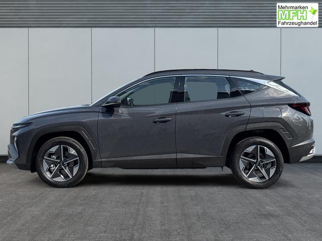 Hyundai / TUCSON / Grau / / / Hybrid NAVI+KAMERA+SHZ+LED+TEMPOMAT+17 ALU+PDC, Bei den verwendeten Bildern kann es sich um Beispielbilder handeln, ggf. teilweise mit Sonderausstattung.