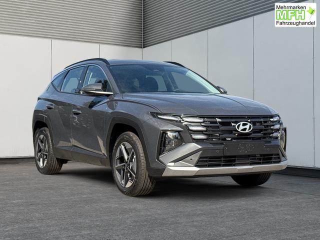 Hyundai / TUCSON / Grau / / / Hybrid NAVI+KAMERA+SHZ+LED+TEMPOMAT+17 ALU+PDC, Bei den verwendeten Bildern kann es sich um Beispielbilder handeln, ggf. teilweise mit Sonderausstattung.