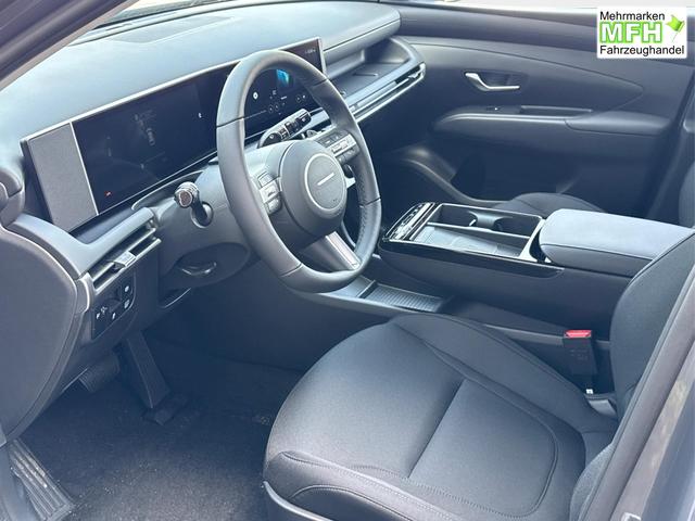 Hyundai / TUCSON / Grau / / / Hybrid NAVI+KAMERA+SHZ+LED+TEMPOMAT+17 ALU+PDC, Bei den verwendeten Bildern kann es sich um Beispielbilder handeln, ggf. teilweise mit Sonderausstattung.